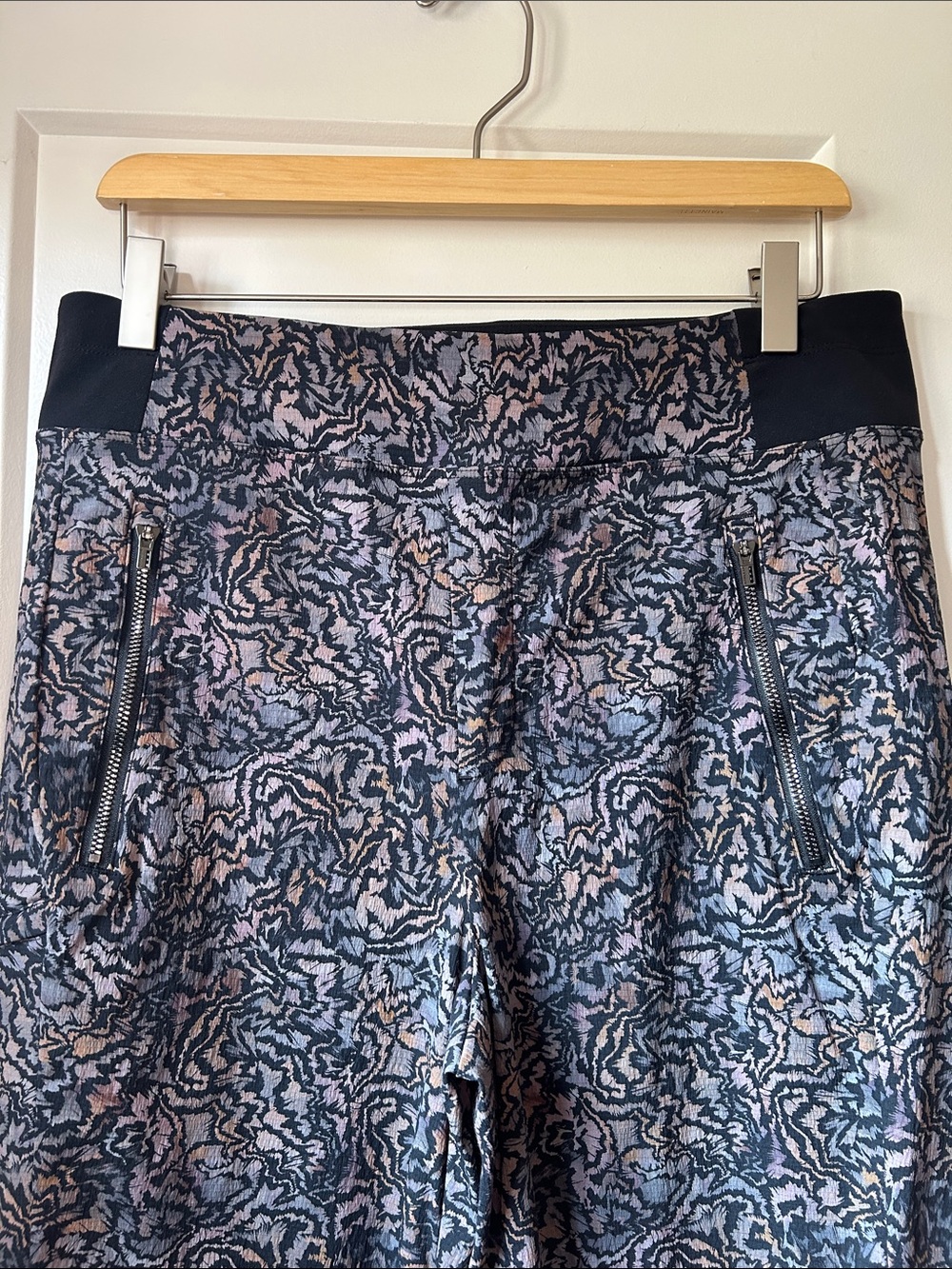 Athleta women’s Trekkie pant Patterned Pants in Black and Pink - Picture 2 of 6